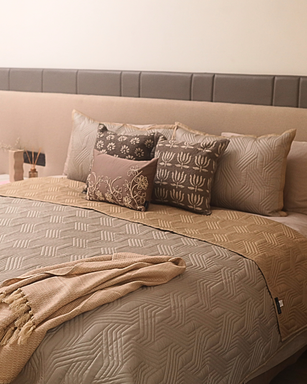Sadyaska Quilted Sand and Beige Magnolia Reversible 1 Pcs Bedspread