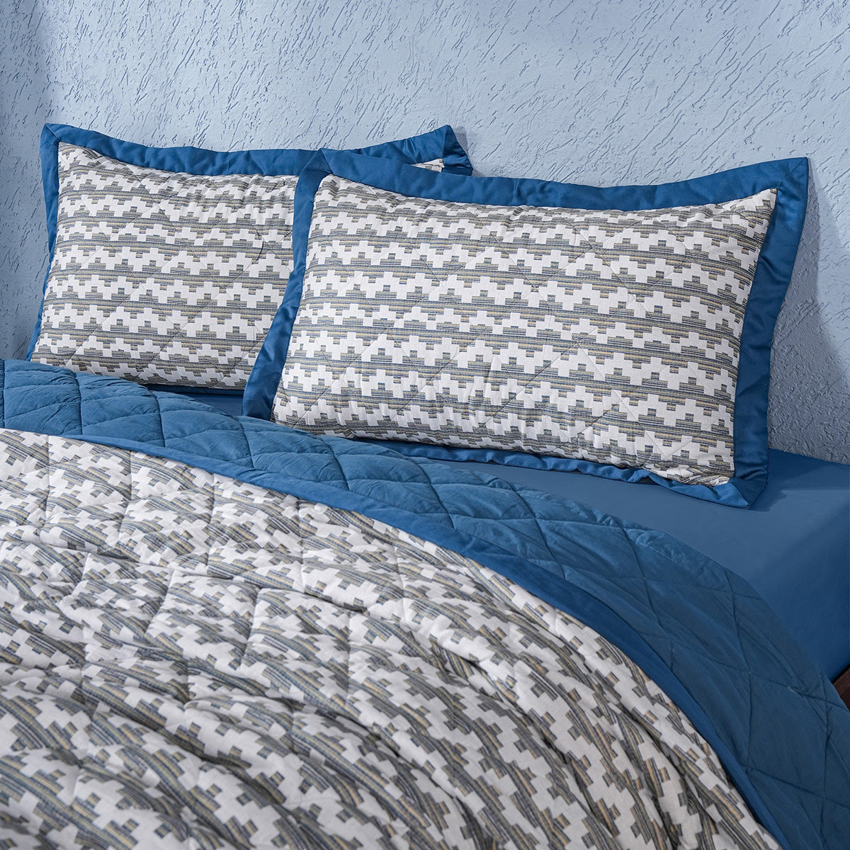 Whimsy Nature Twisty Melange Quilt/Quilted Bed Cover Blue