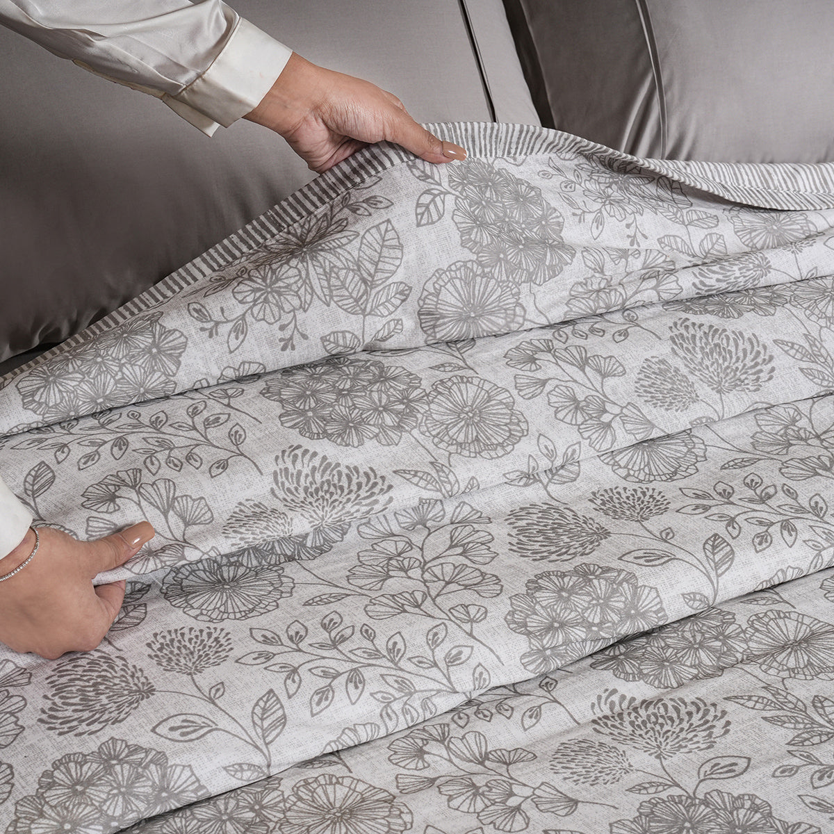 Lineart Floral Soft texture and floral scents Grey Dohar