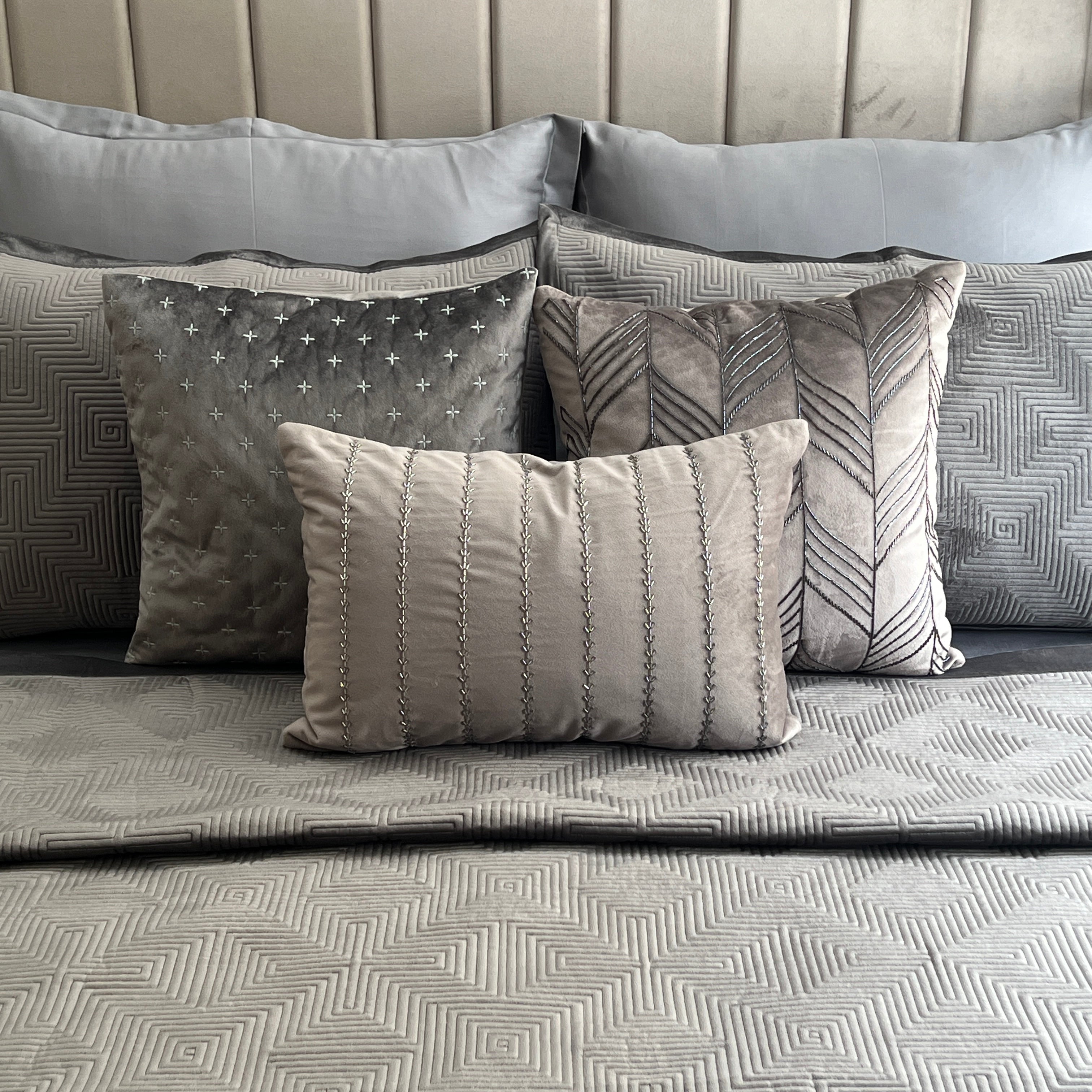 Sadyaska Decorative Gloss Silver Velvet 16x16 1 Pcs Cushion Cover