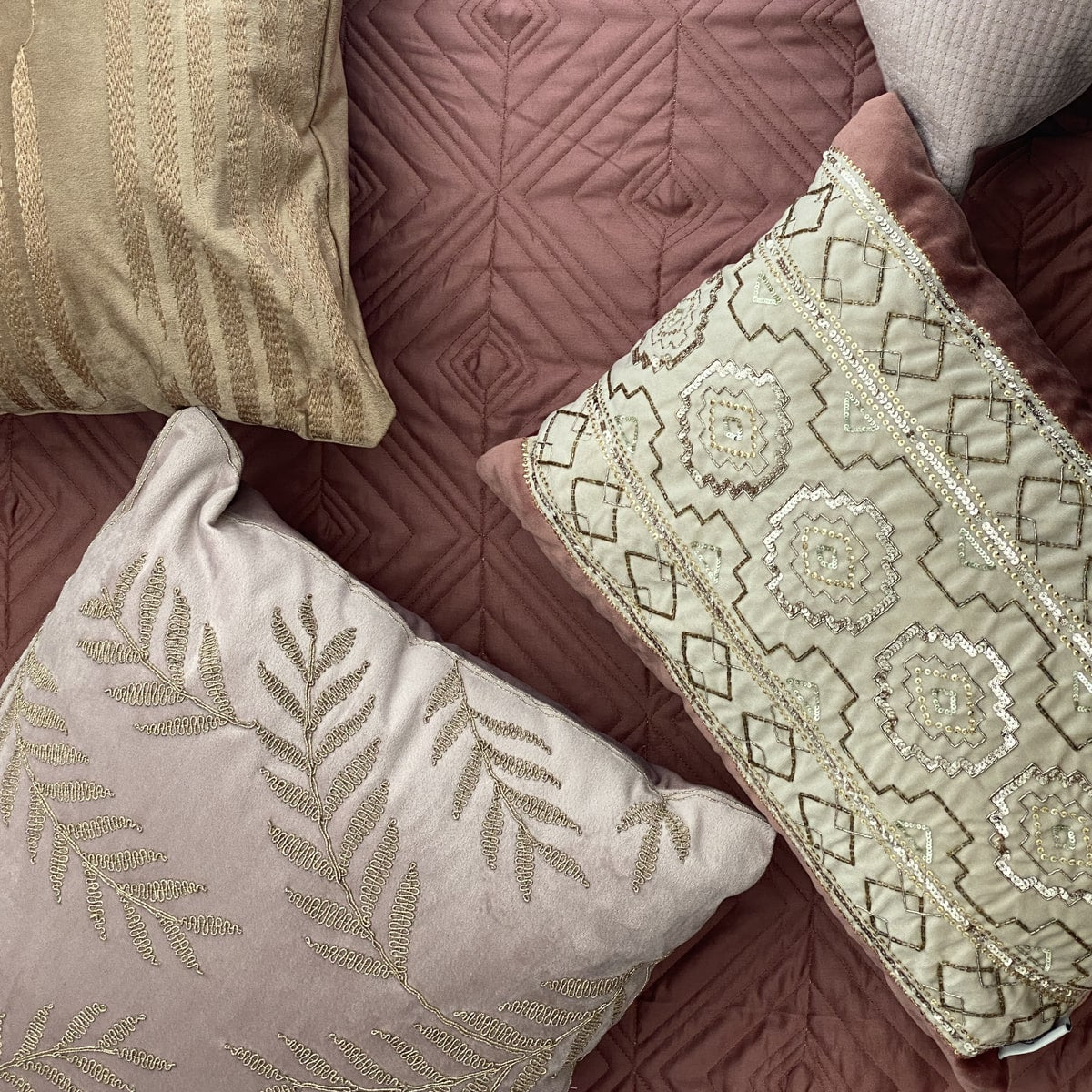 Sadyaska Quilted Blush and Beige Ripple Reversible 1 Pcs Bedspread