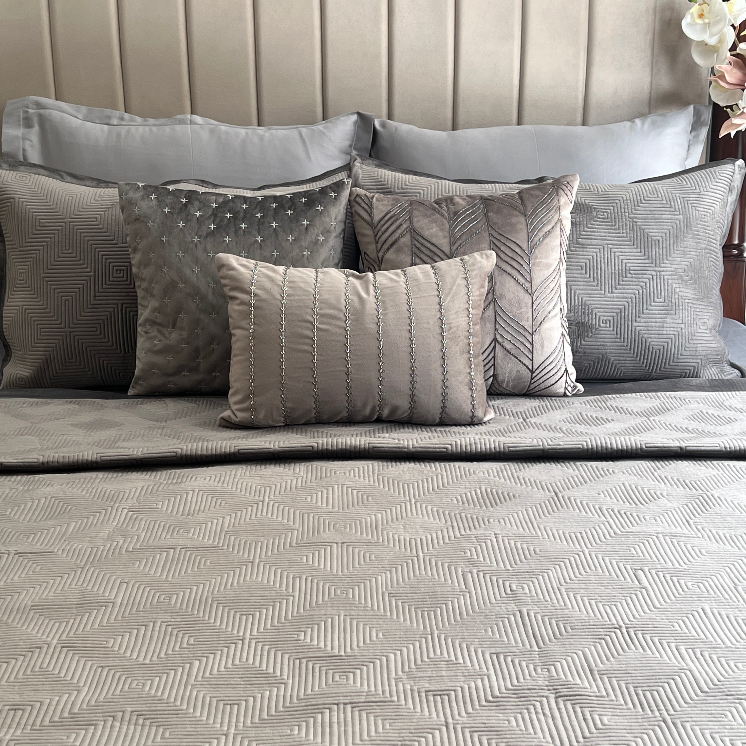 Sadyaska Maze Dark Grey Velvet 1 Pcs Bedspread