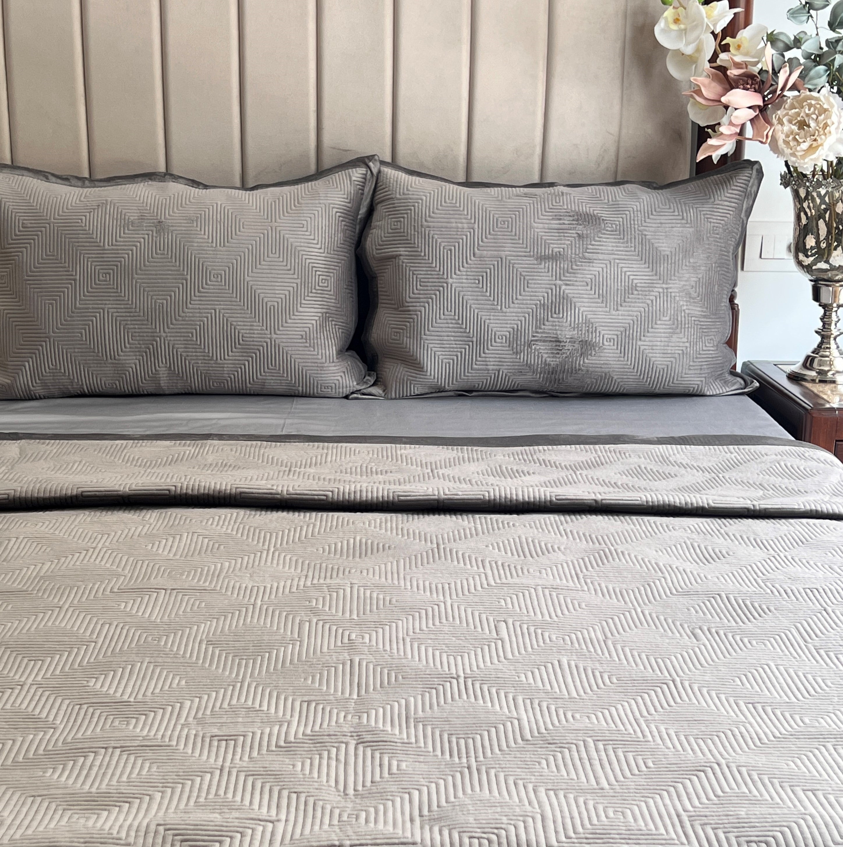 Sadyaska Maze Dark Grey Velvet 1 Pcs Bedspread