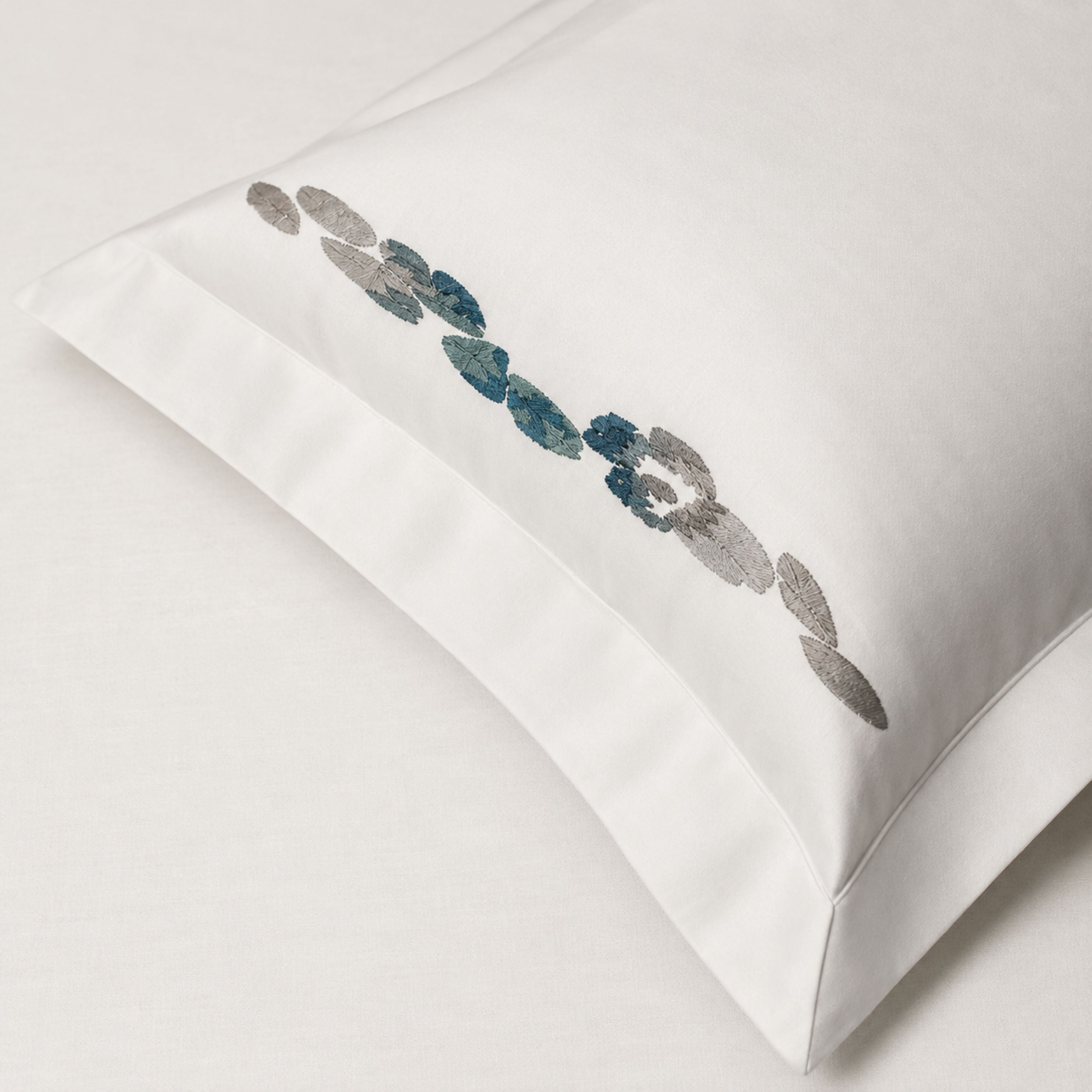 Sansaar by DDdecor Bedsheet with 2 Pillow Covers - Courtyard - Chalk - Geometric Jacquard Pattern - 1 Pc