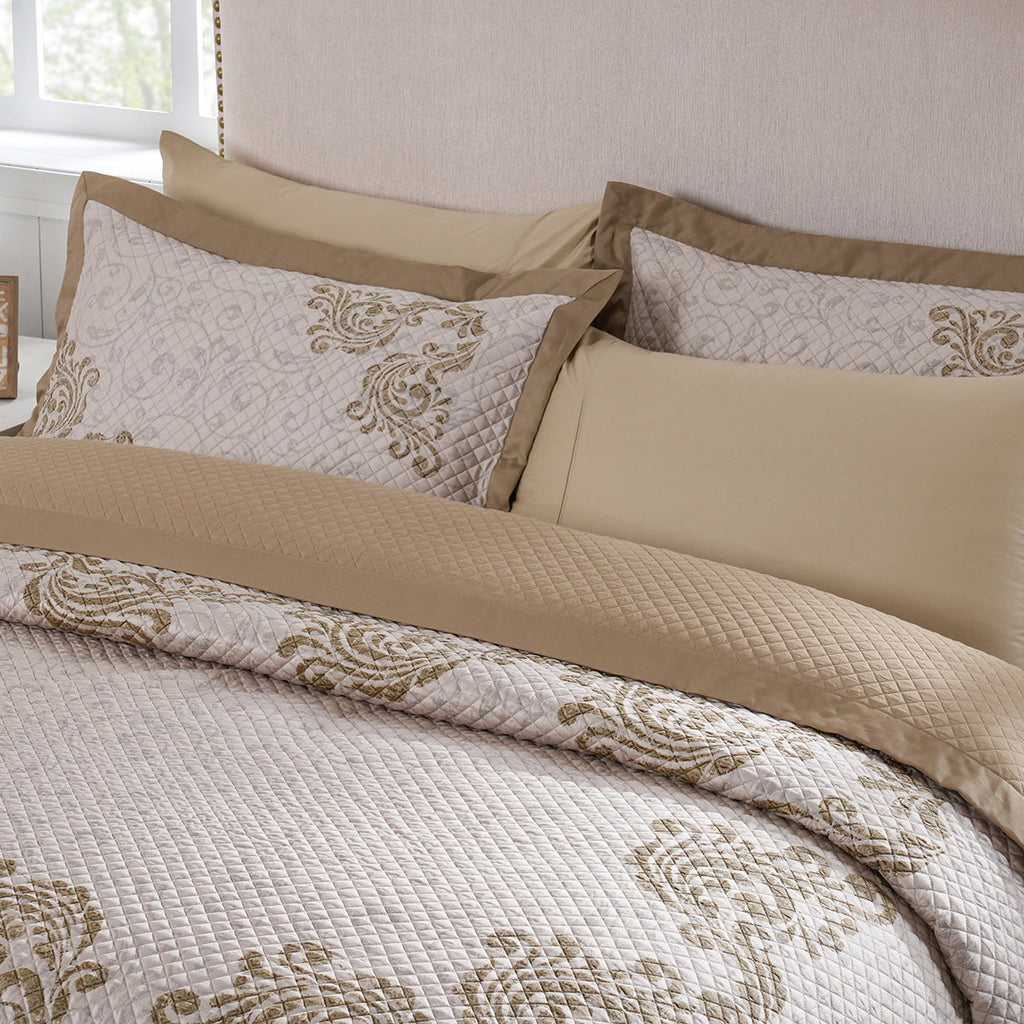 Classical Ornate Seamless Scroll Quilt/Quilted Bed Cover Gold